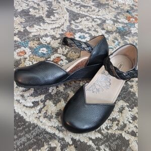 Like new Aetrex black wedge heels 7 M